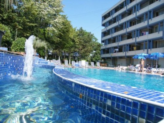 Moleşiţi de caniculă, rutieriştii constănţeni combat stresul cu piscina